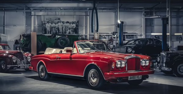 Да, знаем, че оригиналният Continental R-Type датира от 1952 г., но първото поколение прекратява производството през 1965-а, след като е заменено от T-серията. Едва през 1984 г. Continental е възобновен от Bentley, заменяйки табелата с името Corniche.
Този вариант остава в продажба до 1995 г., но като модел е актуален и днес. Под удължения капак беше изпитаният 6,75-литров V8 бензинов двигател на Bentley, осигуряващ безпроблемно и плавно ускорение. Изключително луксозен, дори неговият електрически покрив беше толкова дебел, че осигуряваше подобно ниво на звукоизолация като твърд.
 
Компанията Hagerty проследява само стойностите на това поколение Continental  и те почни не мърдат. Искате ли един в добро състояние днес? Тогава очаквайте да платите около 51 450 лири.